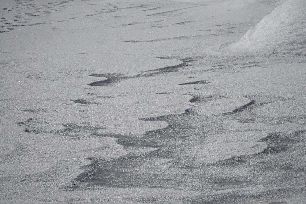 ein schneebedeckter Boden mit Fußabdrücken im Schnee