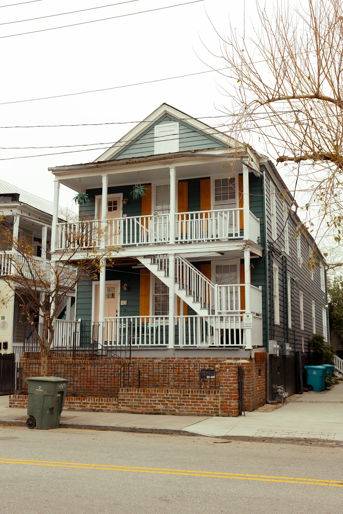 Historic Charleston single house with double piazzas