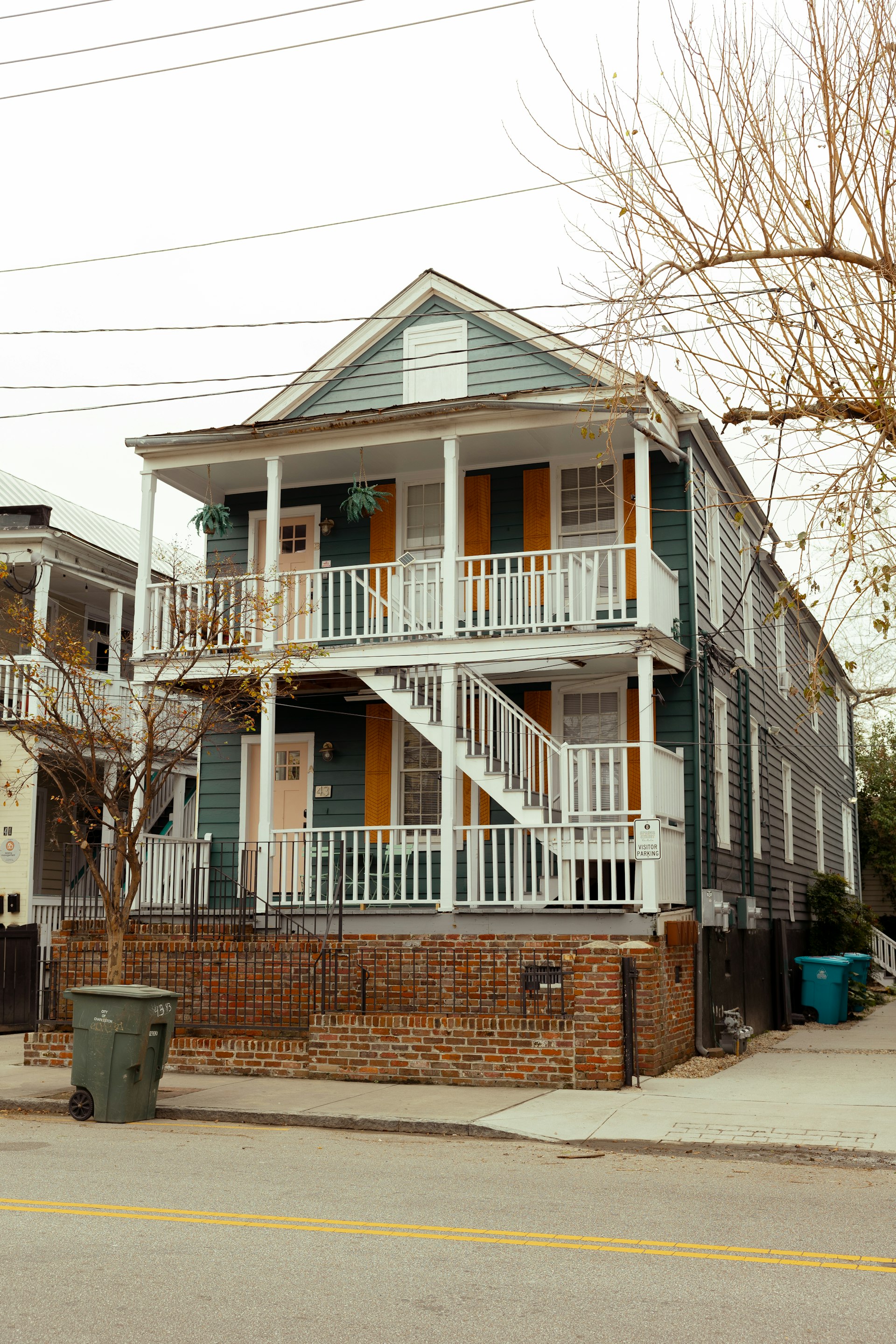 Charleston single house with side piazza