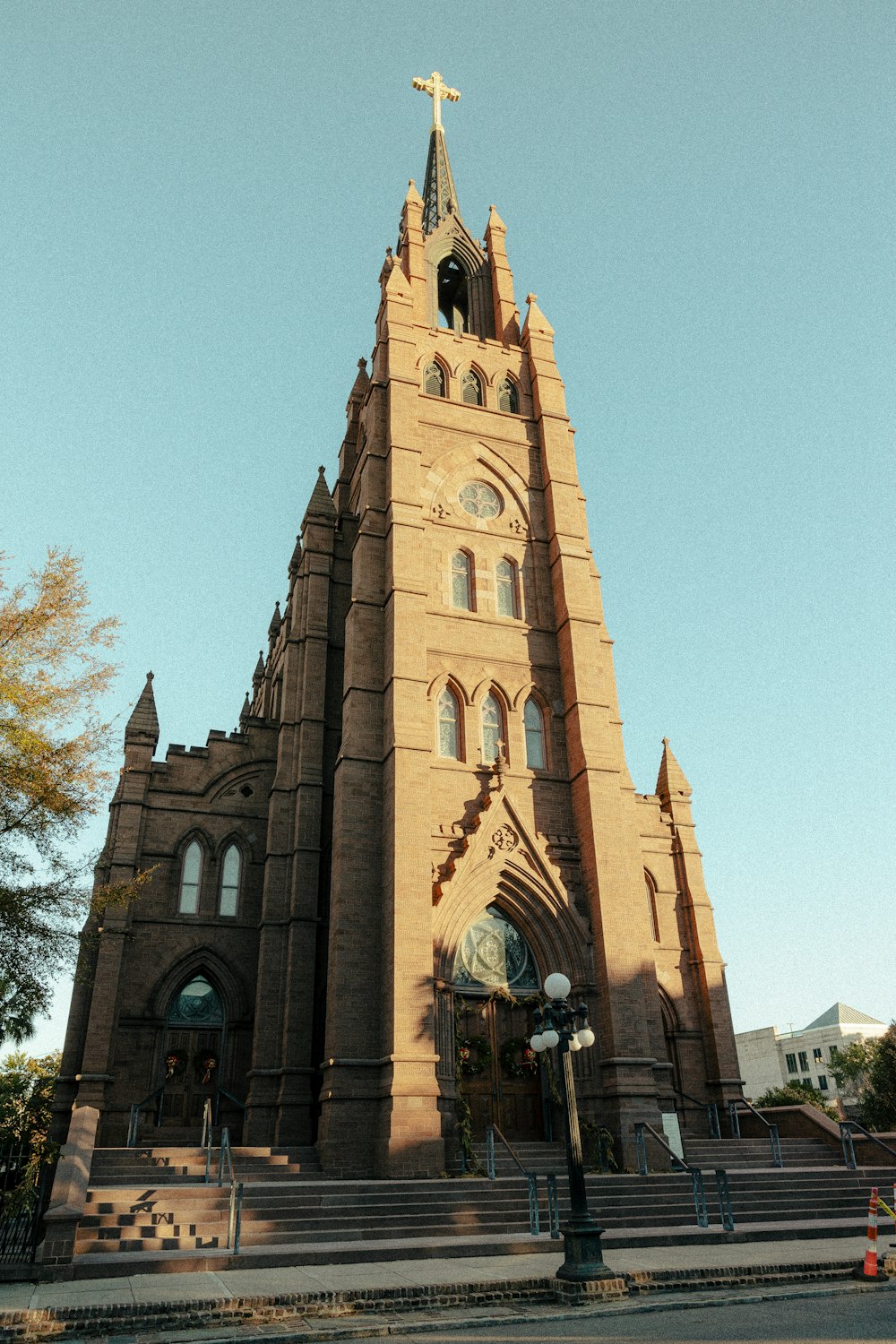 une église surmontée d’un clocher et d’une croix