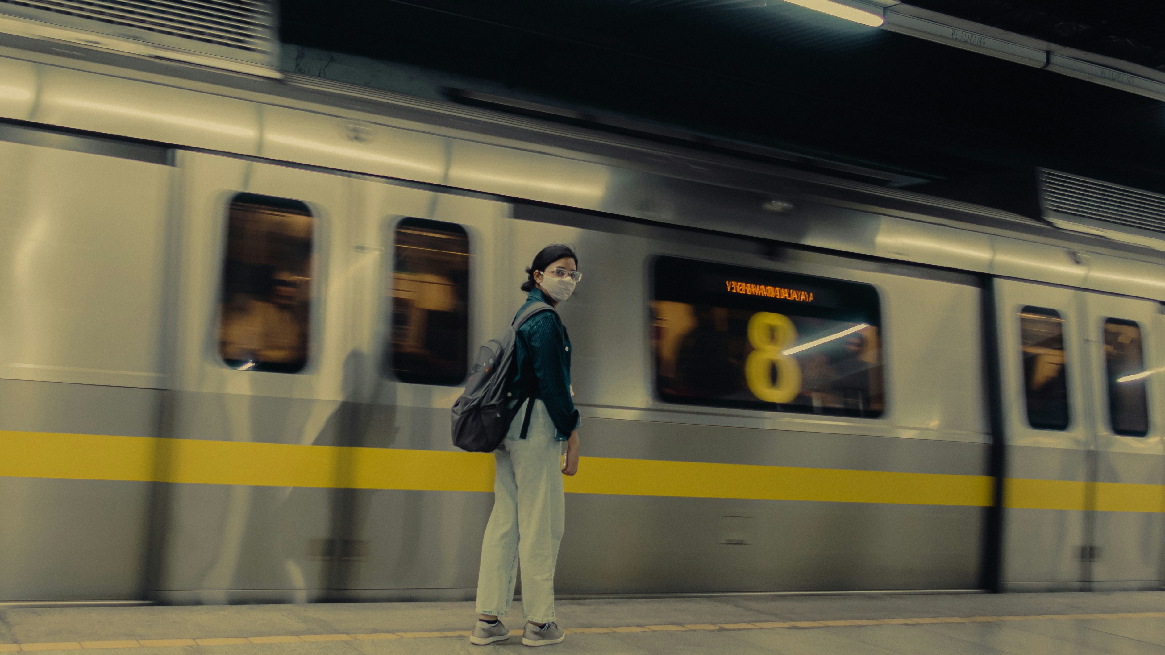 Foto Una persona parada frente a un tren – Imagen Terminal gratis en ...