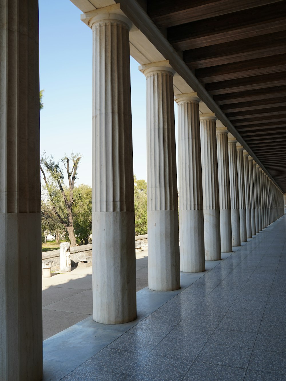 a row of white pillars sitting next to each other