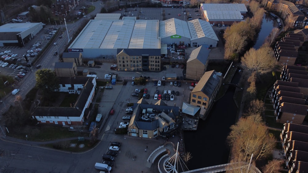 uma vista aérea de um grande edifício industrial