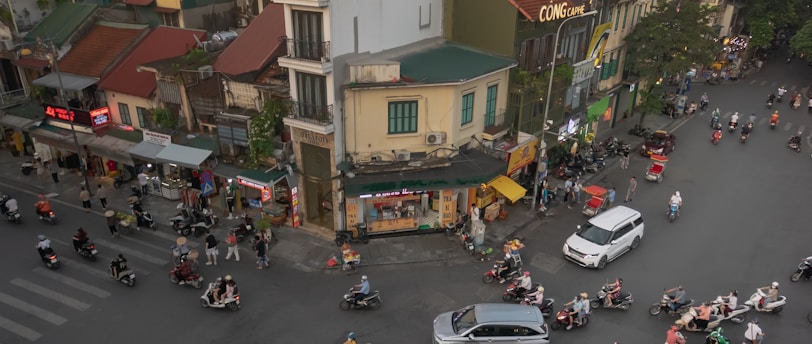 une rue de Ho Chi minh ville au Vietnam avec beaucoup de motos