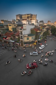 une rue de Ho Chi minh ville au Vietnam avec beaucoup de motos