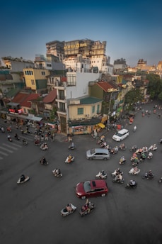 une rue de Ho Chi minh ville au Vietnam avec beaucoup de motos