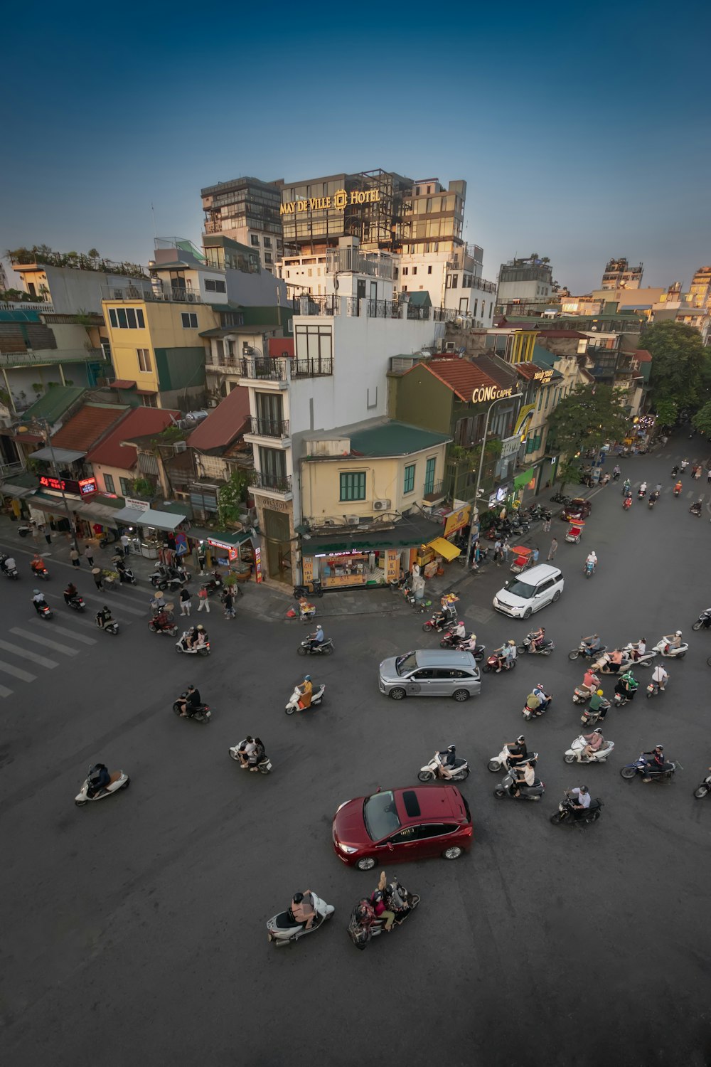 a busy city street filled with lots of traffic