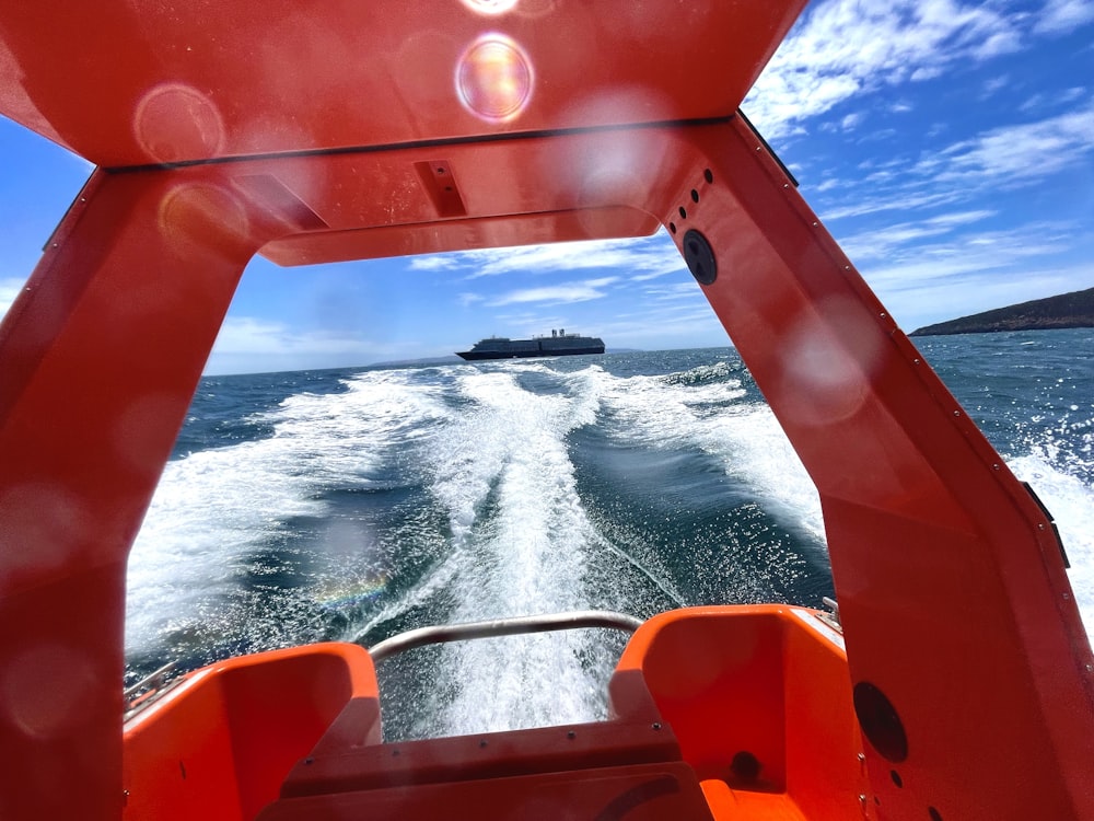 a boat traveling through the ocean on a sunny day