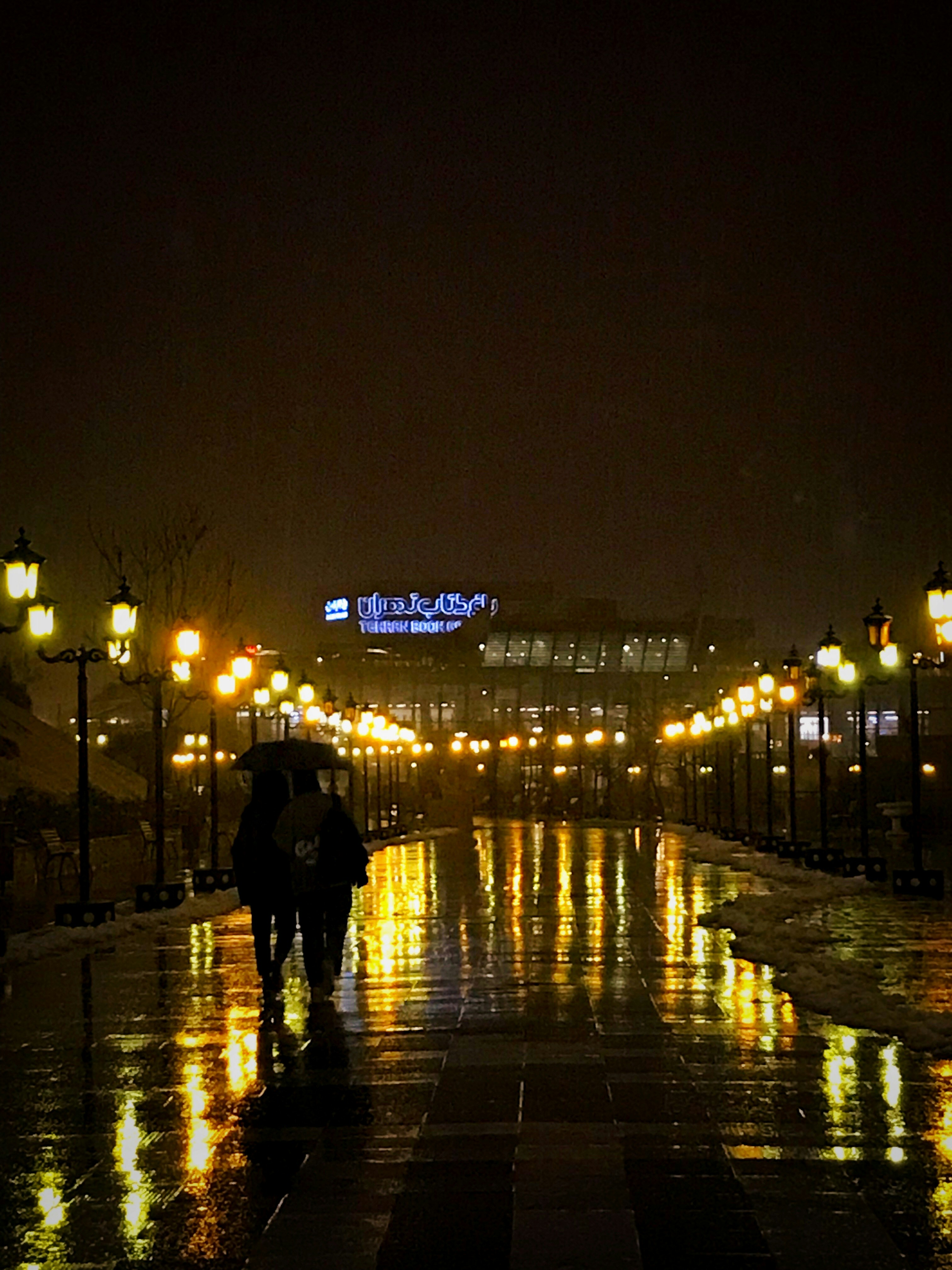 photo-1676845097697-a613c59df892