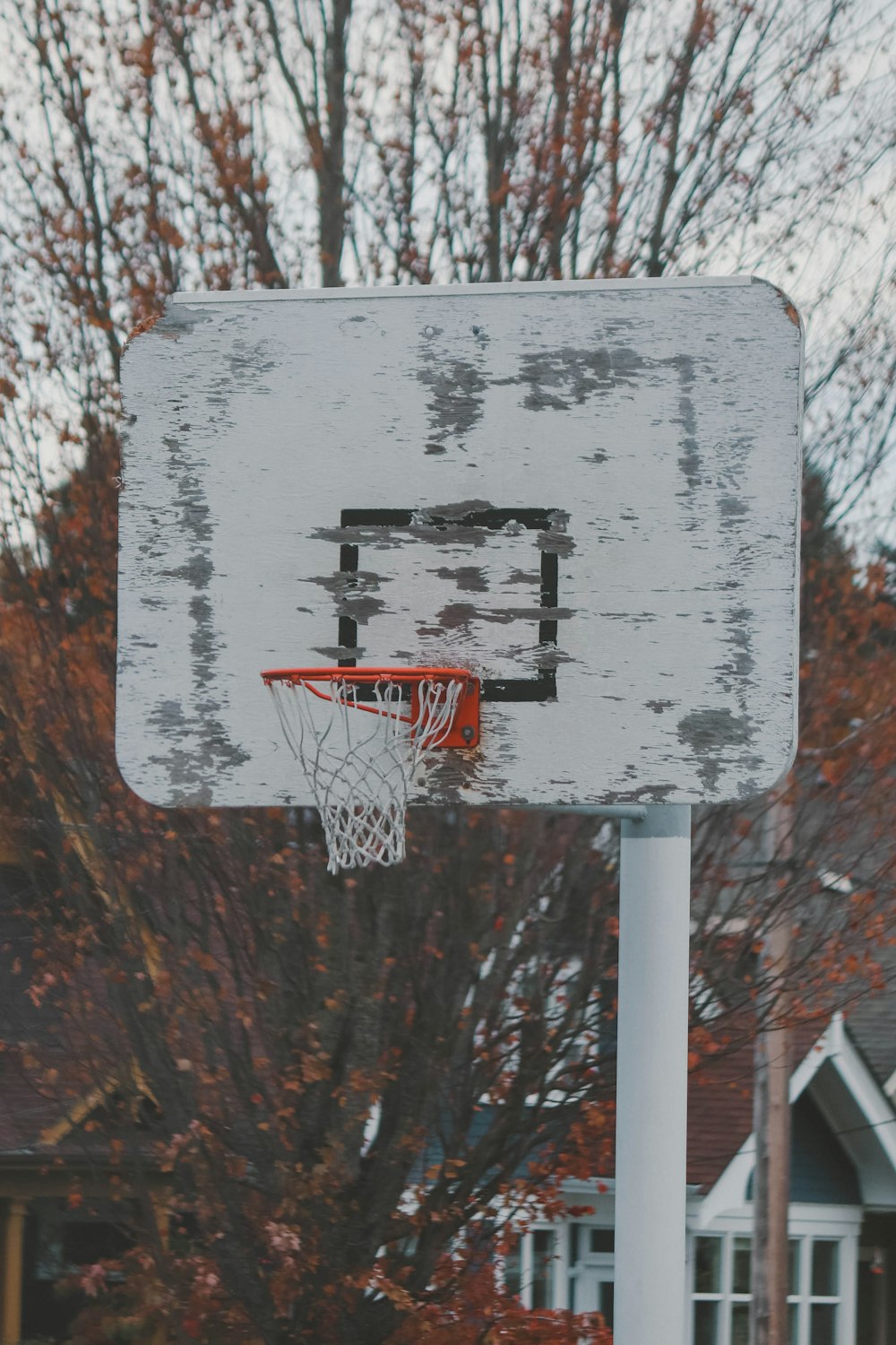um aro de basquete com uma bola de basquete passando por ele