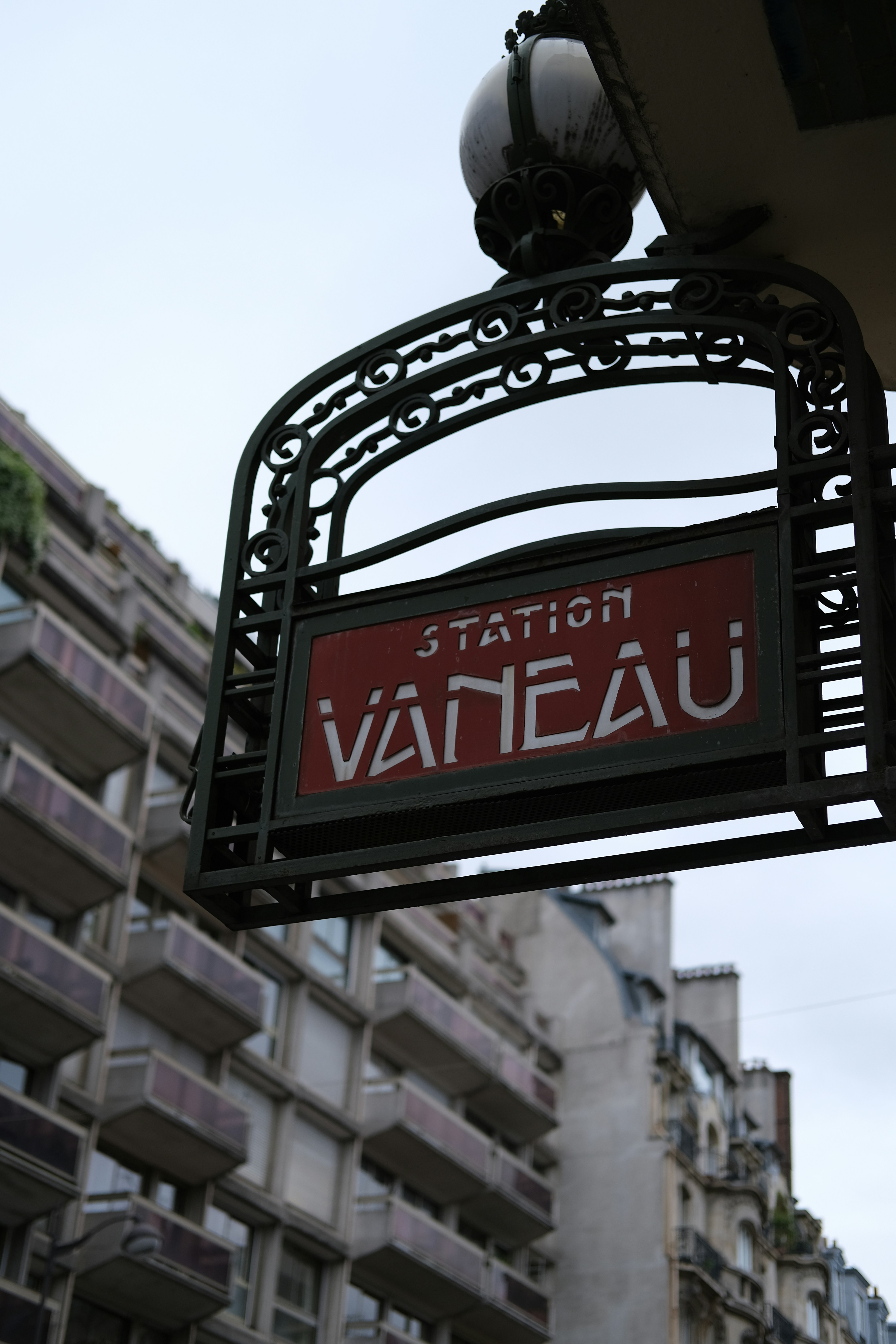 um sinal pendurado do lado de um edifício