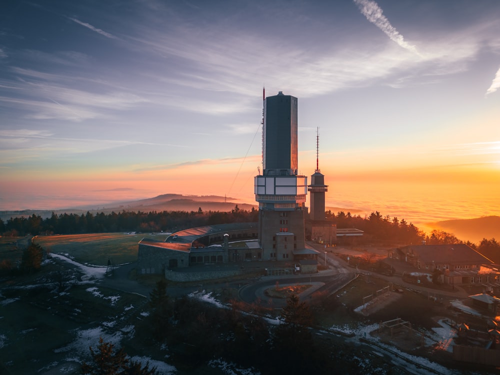 Un grand bâtiment assis au sommet d’une colline verdoyante