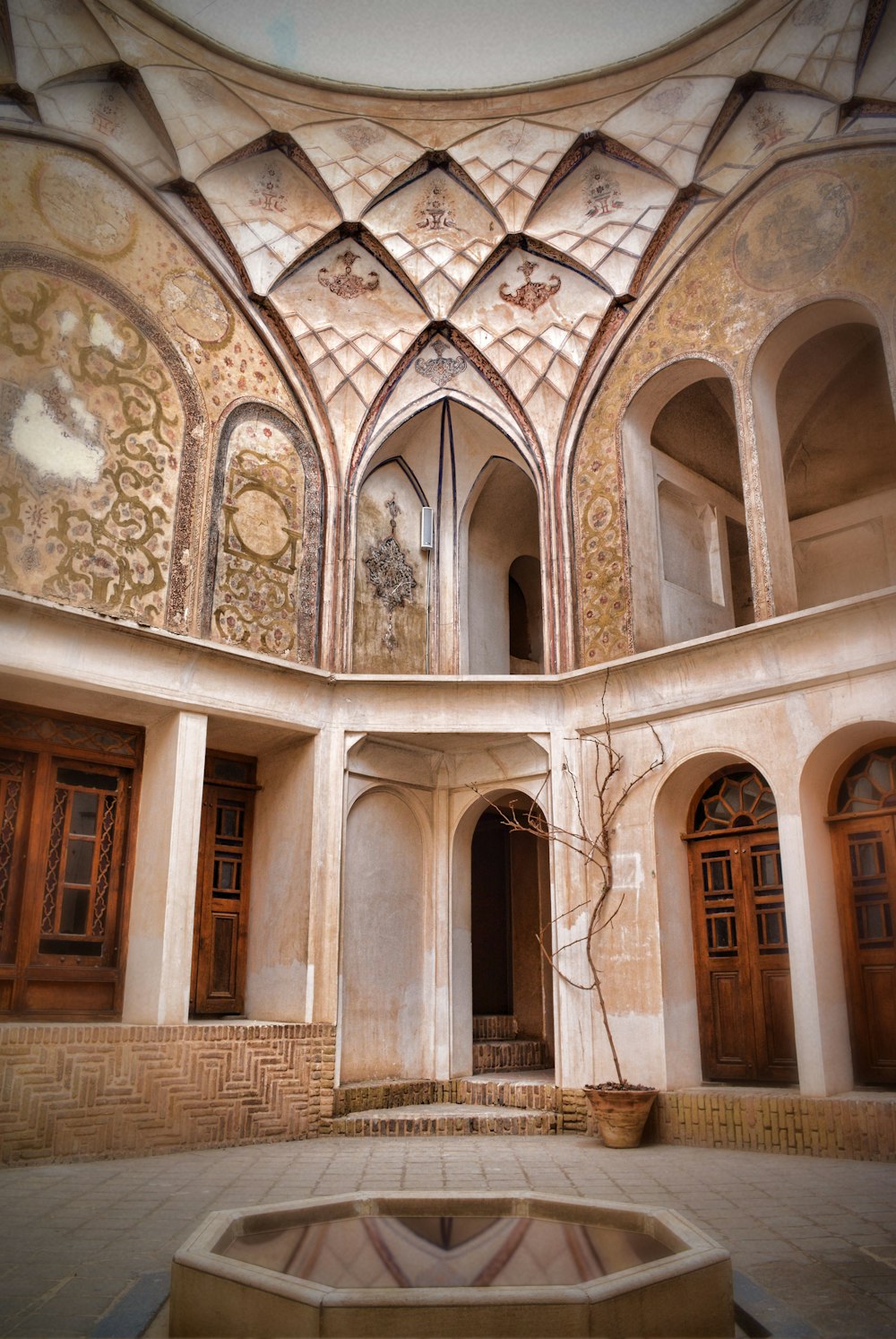 Un gran edificio con una fuente en su interior