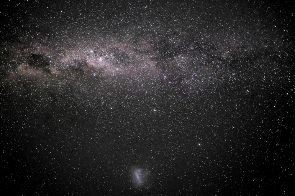 Le ciel nocturne avec les étoiles et le laiteux