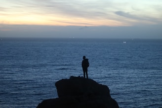 Pessoa observando horizonte em momento de reflexão