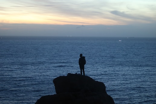 Pessoa observando horizonte em momento de reflexão