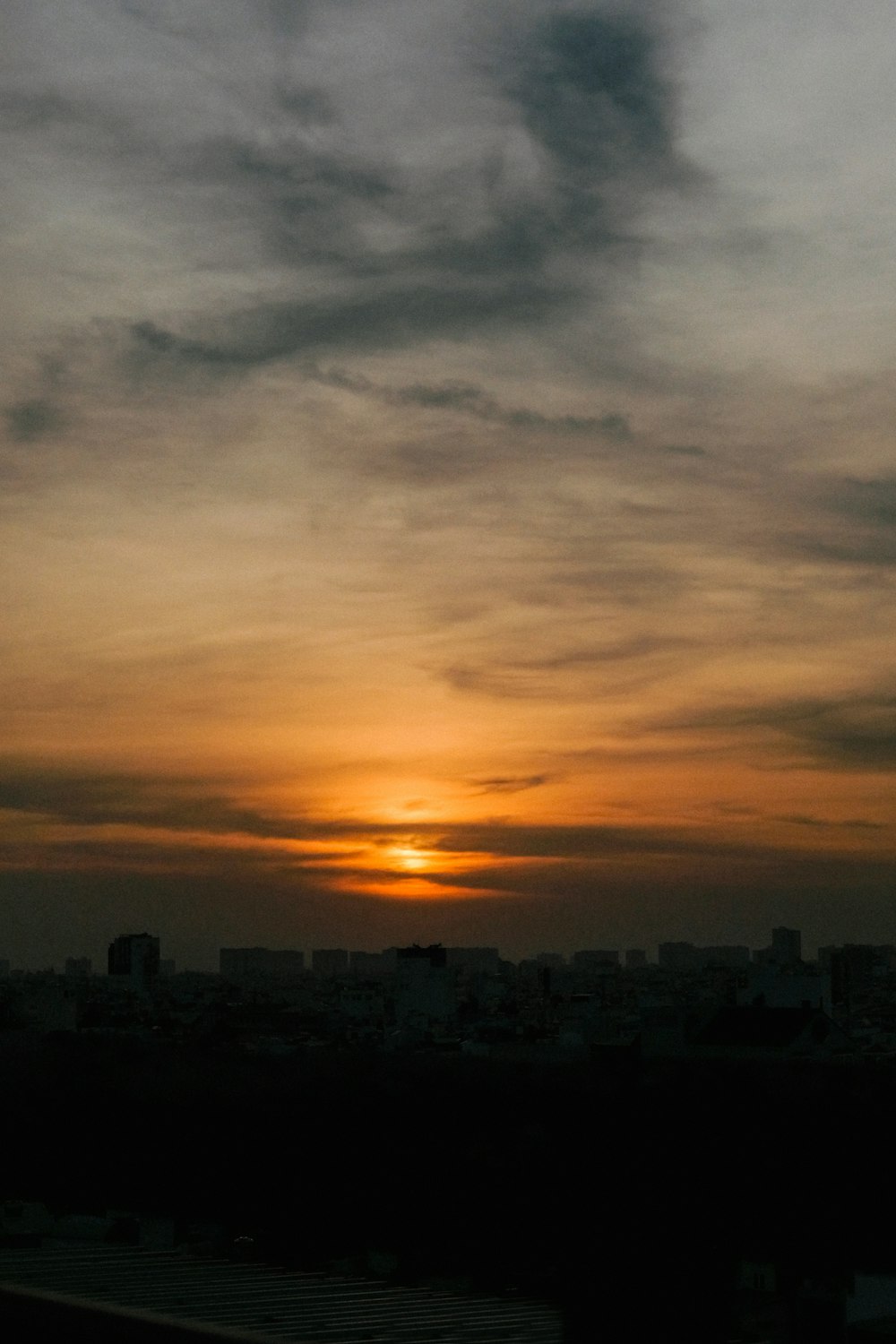 Die Sonne geht über der Skyline einer Stadt unter