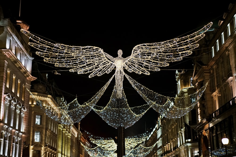 Una gran estatua de ángel rodeada de luces navideñas