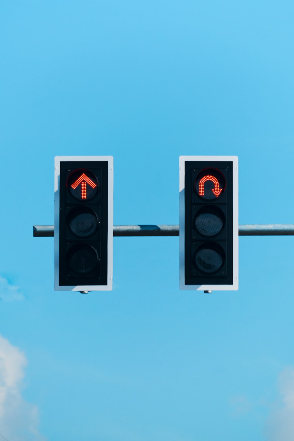 a traffic light with two red arrows on it