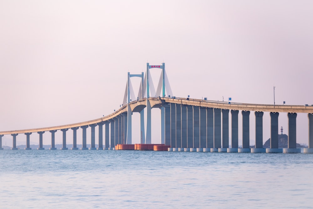 Un gran puente que se extiende sobre una gran masa de agua