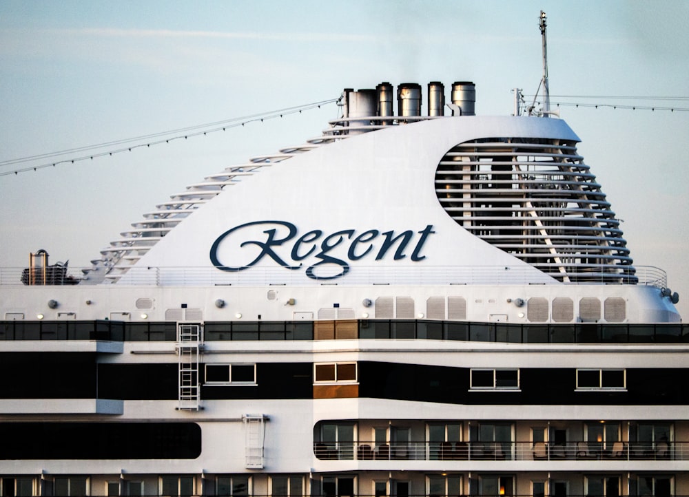 Ein großes Kreuzfahrtschiff mit dem Wort Regent auf der Seite