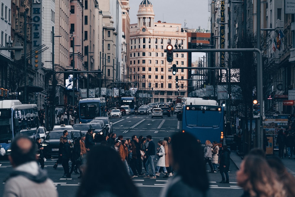 a busy city street filled with lots of traffic