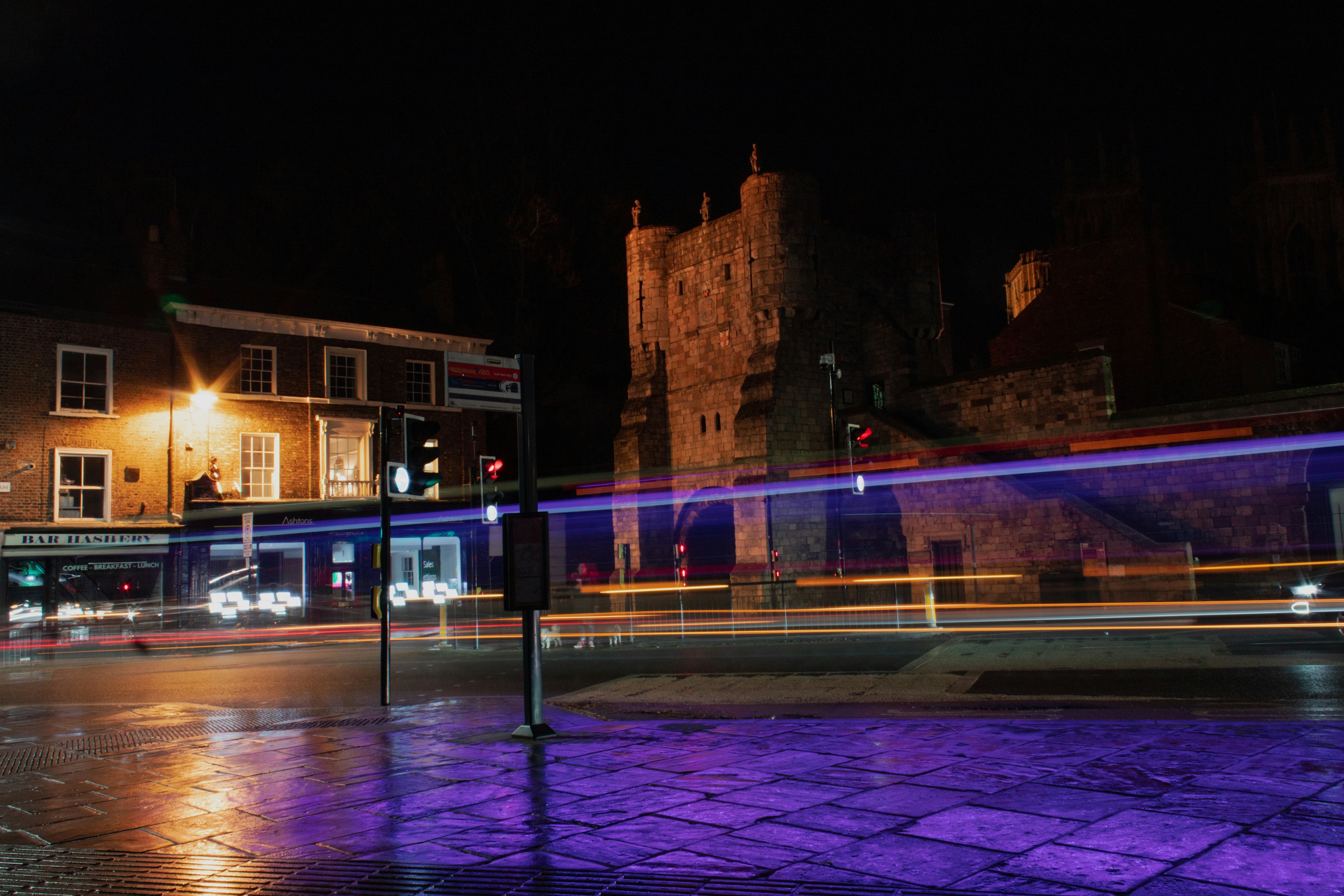 Eine Stadtstraße bei Nacht mit Ampeln