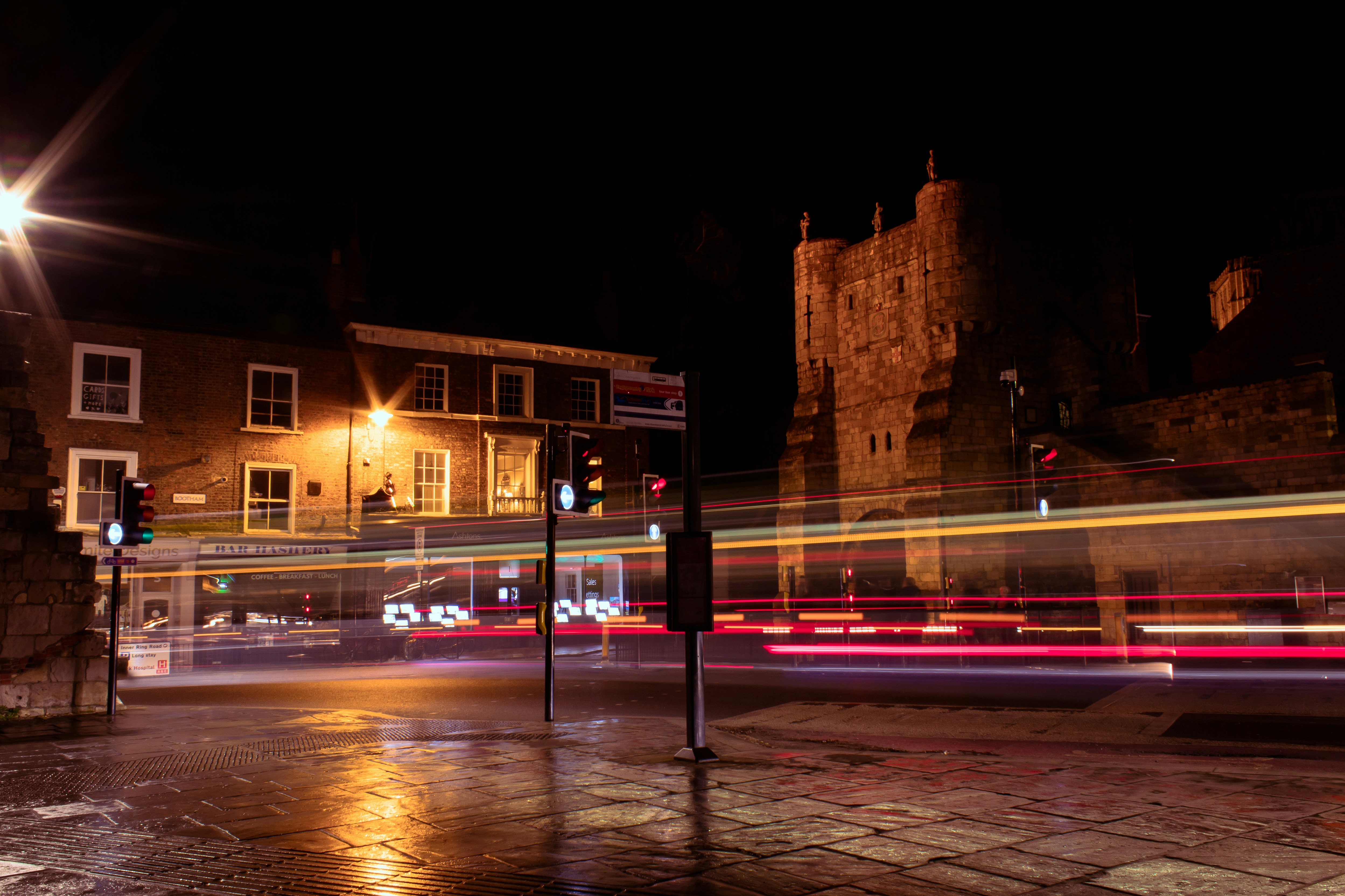 Eine Stadtstraße voller Verkehr in der Nacht