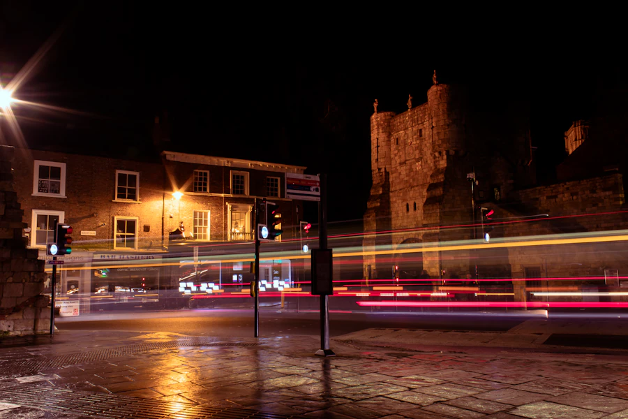 夜晚約克古城街道上的維京火炬遊行