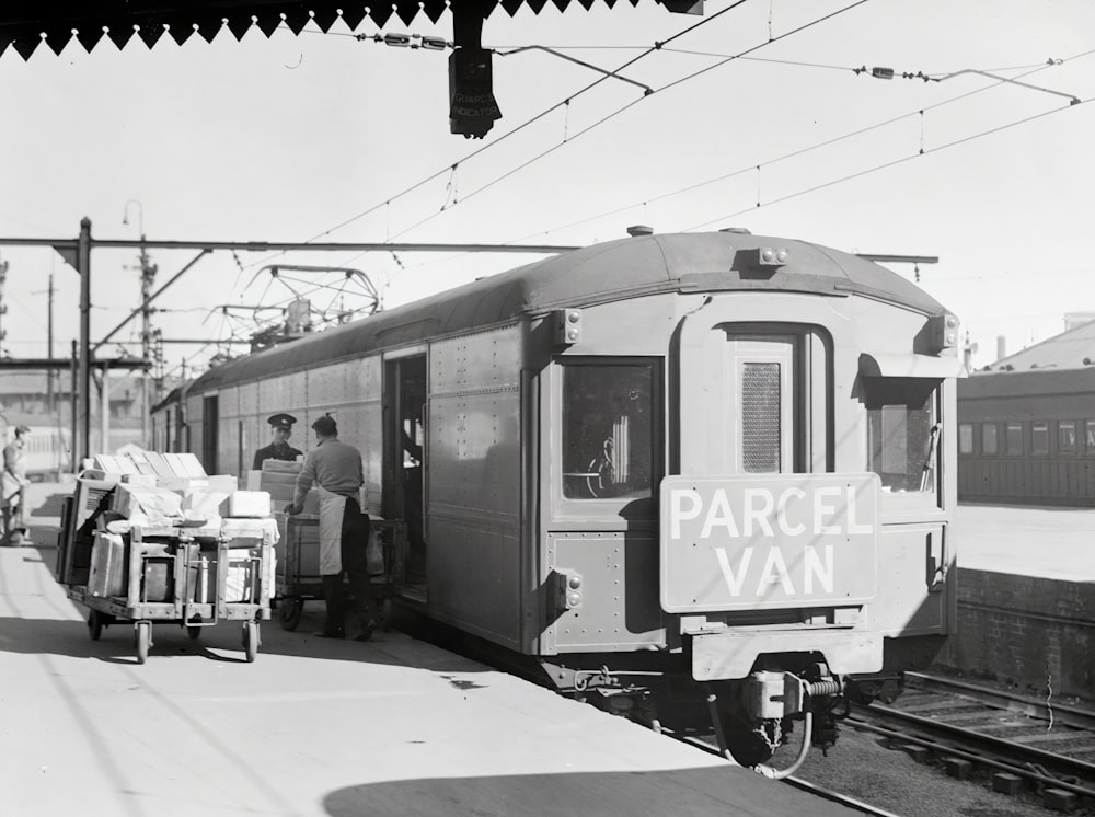 uma foto em preto e branco de um trem em uma estação