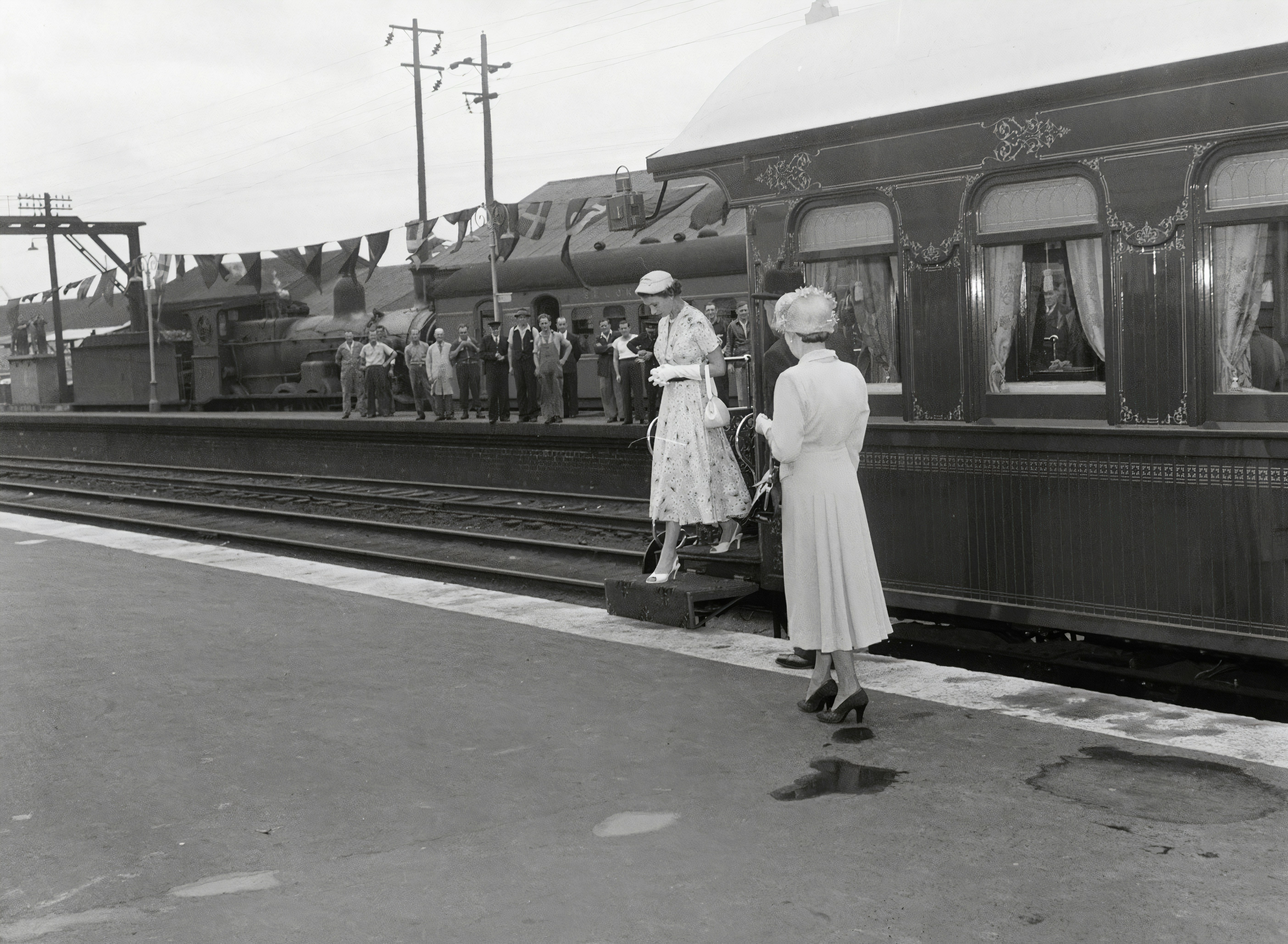 [1954 Royal Tour of Queen Elizabeth II - stepping off the Royal Train] Title: [1954 Royal Tour of Queen Elizabeth II - stepping off the Royal Train] Dated: February 1954 Digital ID: NRS21573_2_RV000068_c Series: NRS 21573 Glass plate and acetate negatives with ‘PR’ [Public Relations] prefix [State Rail] Rights: No known copyright restrictions www.records.nsw.gov.au/about-us/rights-and-permissions We'd love to hear from you if you use our photos/documents. Many other photos in our collection are available to view and browse on our website.