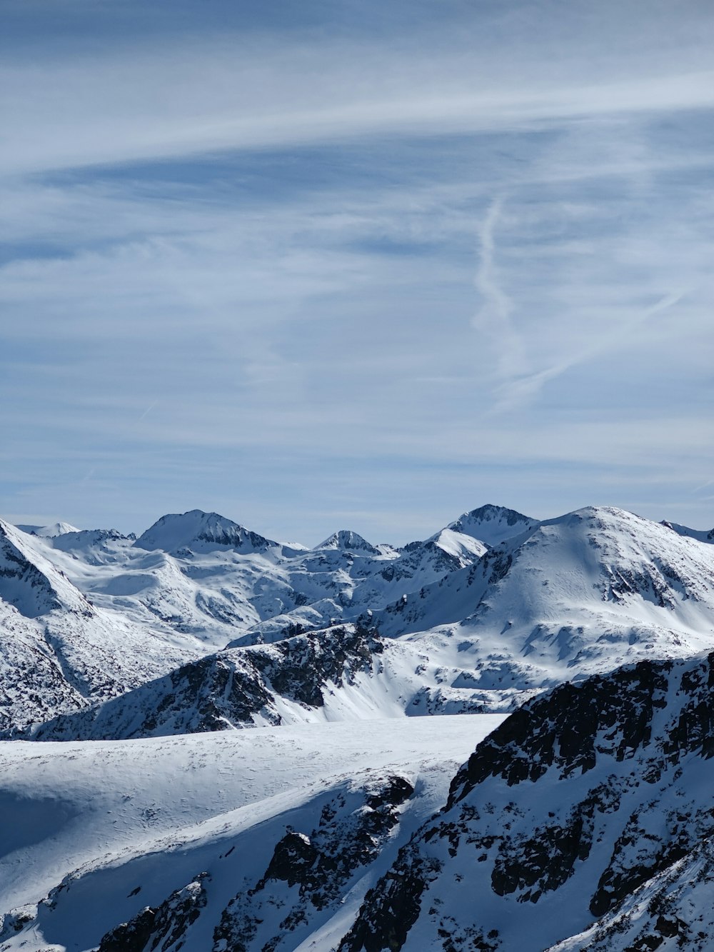 uma vista de uma cordilheira coberta de neve