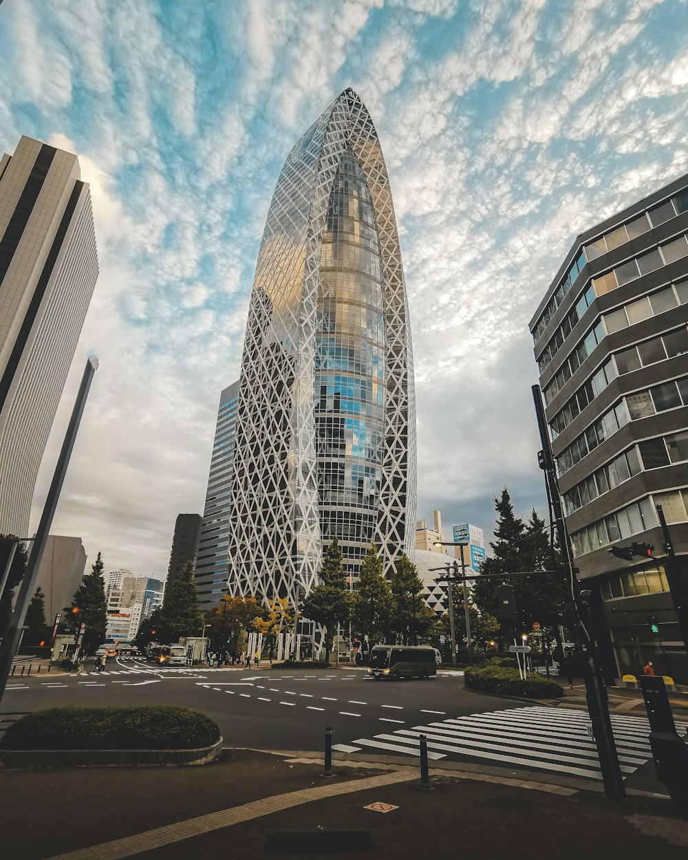 Un très grand bâtiment assis au milieu d’une ville