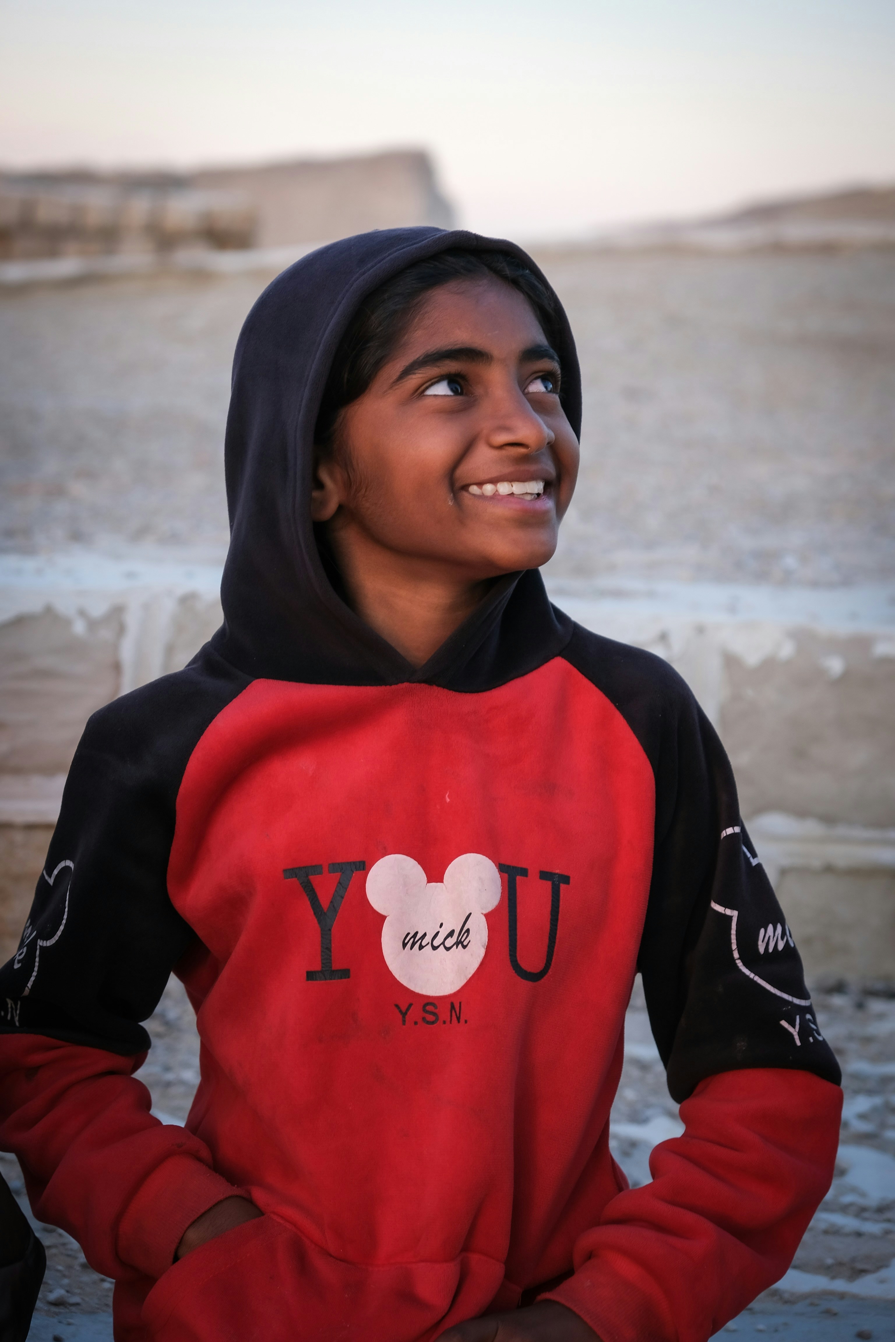 Ein junges Mädchen in einem Mickey-Mouse-Hoodie