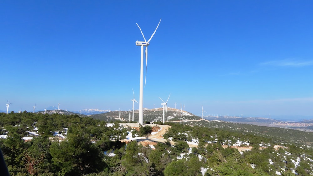 une éolienne au sommet d’une colline