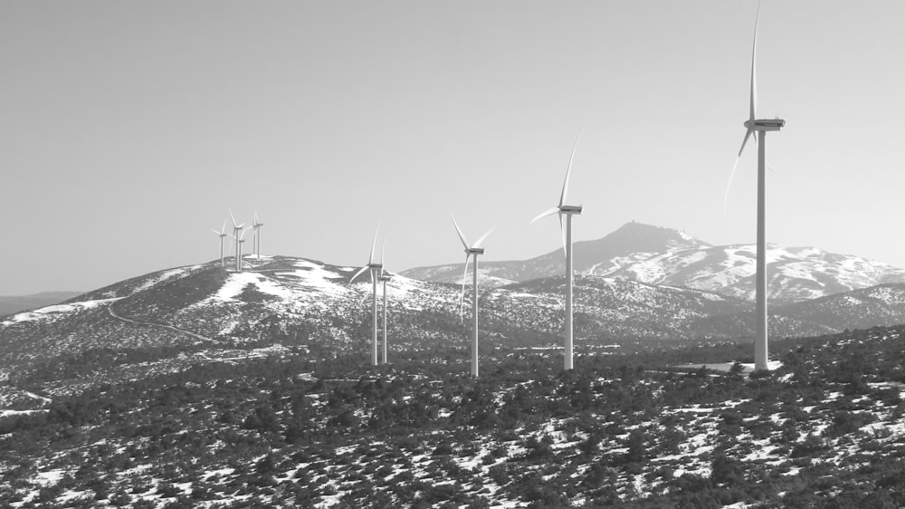 Une photo en noir et blanc d’éoliennes