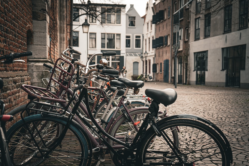 una fila di biciclette parcheggiate una accanto all'altra