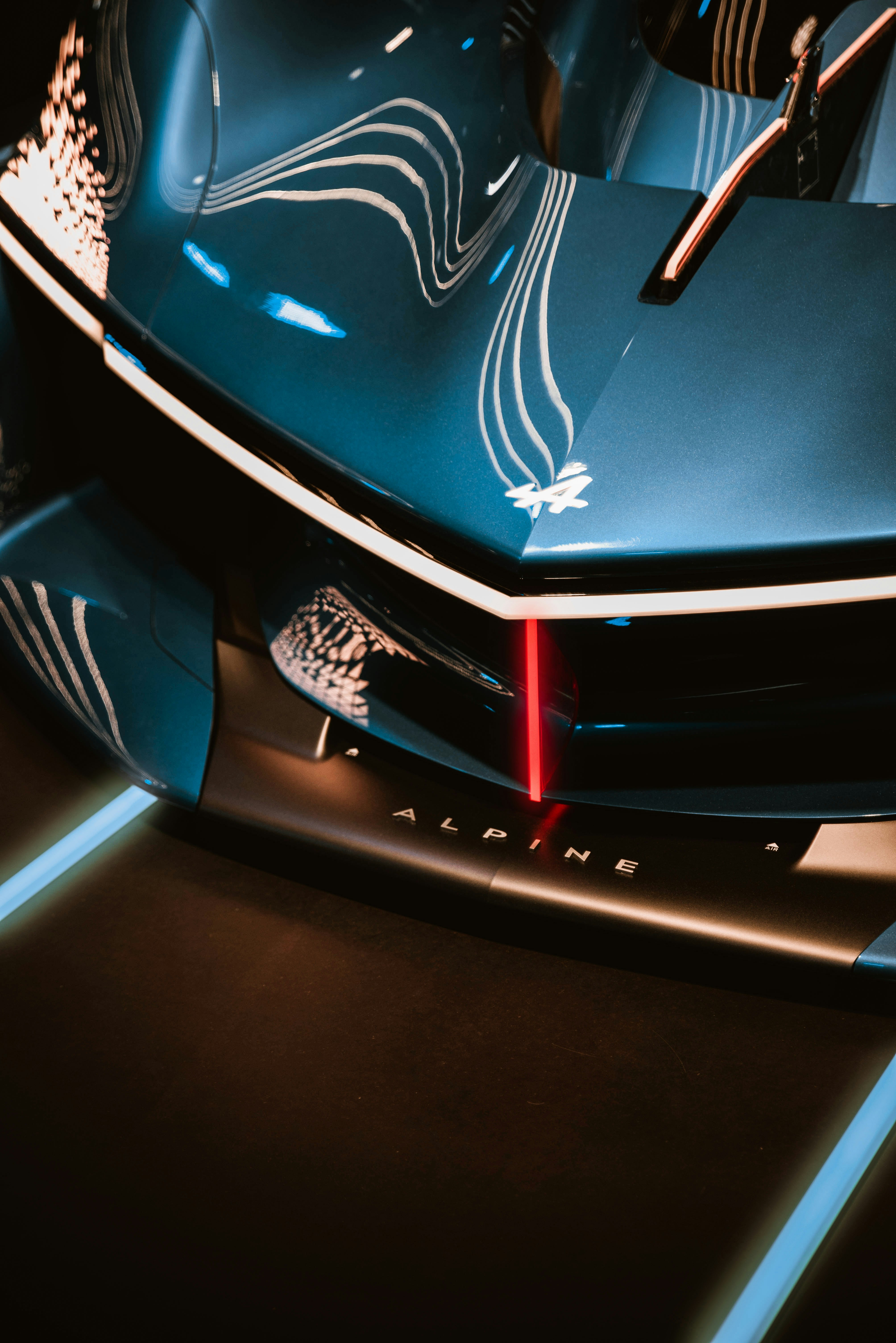 Un coche azul con una luz roja encima