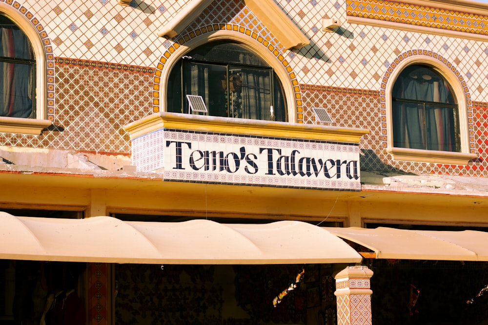 Ein Gebäude mit einem Schild mit der Aufschrift Teno's Tavern