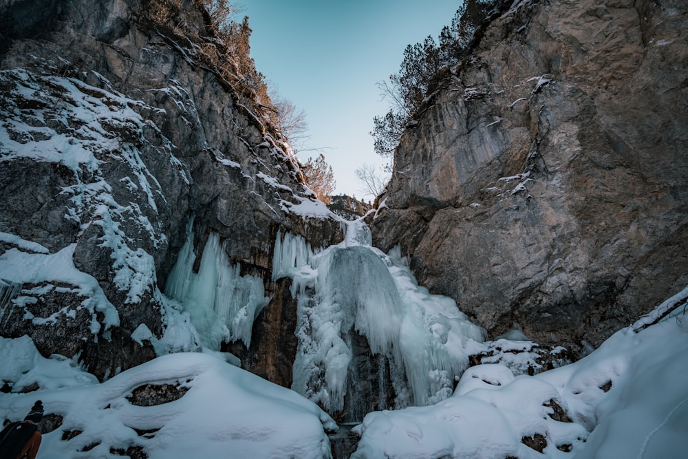 Una cascada congelada en medio de una montaña