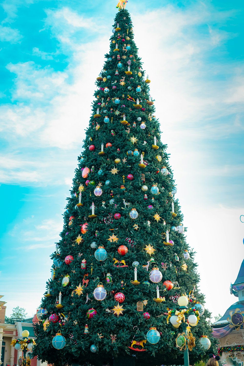 Un gran árbol de Navidad en un centro comercial