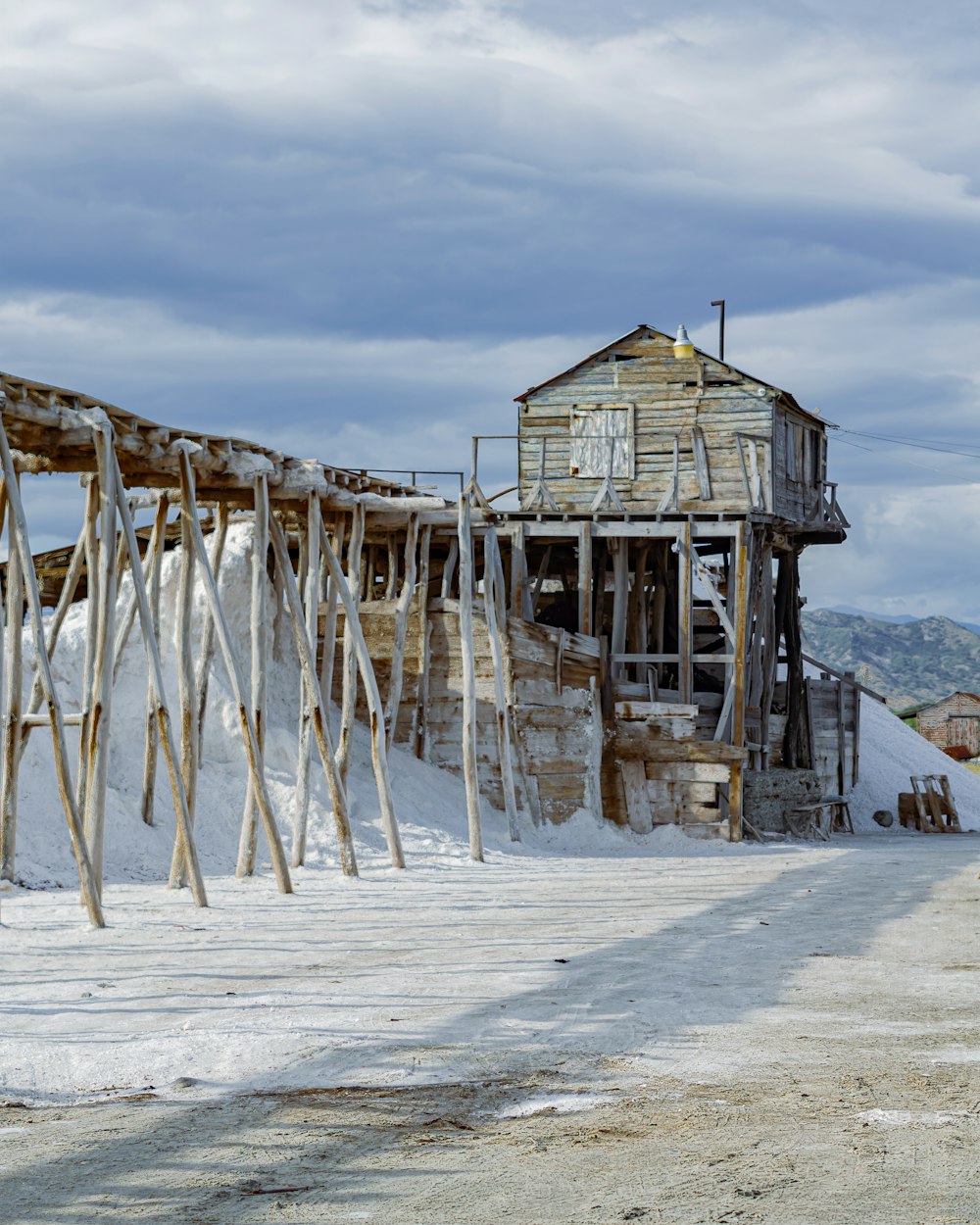 una estructura de madera con un reloj en la nieve