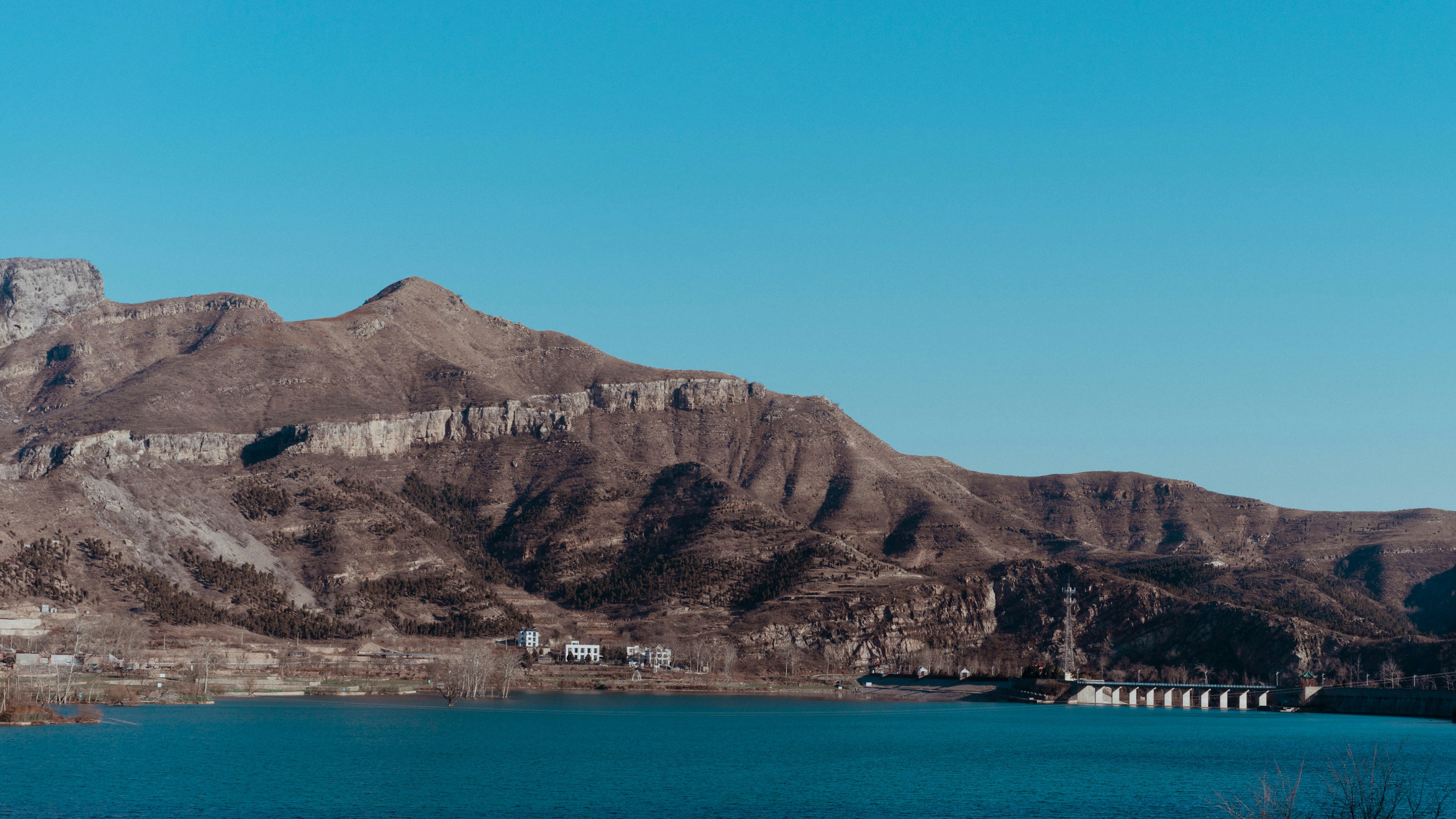ein großes Gewässer, umgeben von Bergen