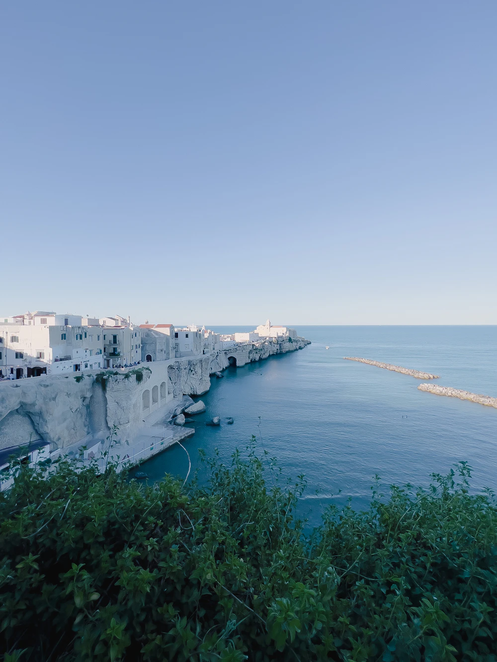 Falesie bianche sul mare turchese del Gargano
