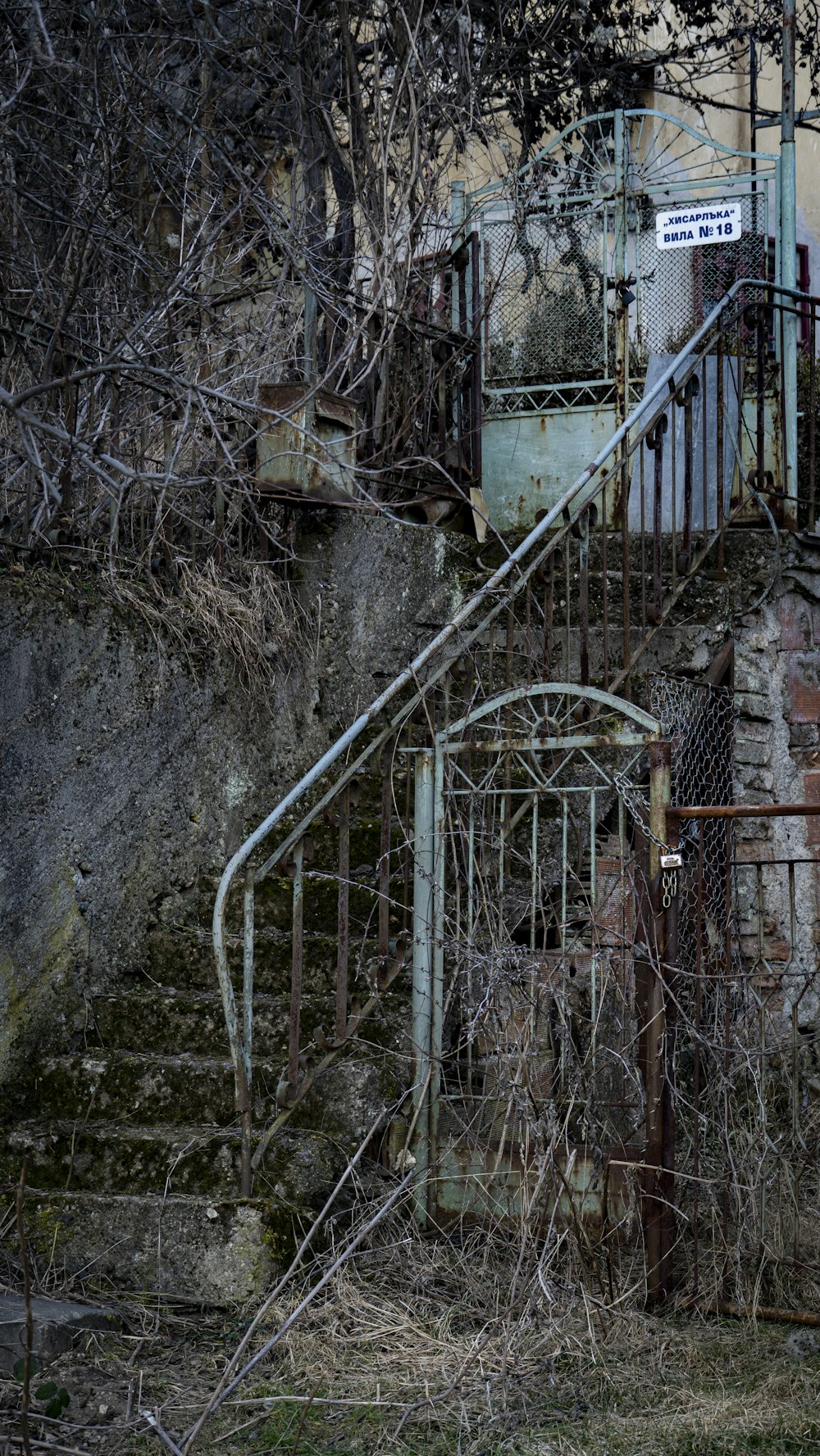 um conjunto de escadas que levam a um edifício abandonado