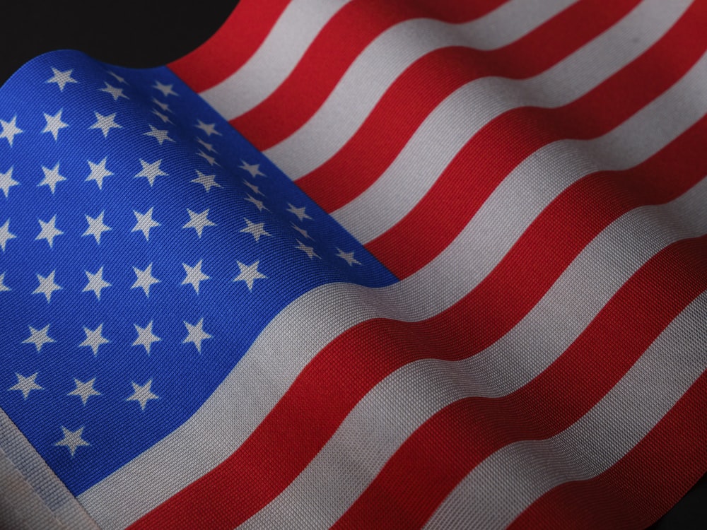 Un primer plano de una bandera estadounidense sobre un fondo negro