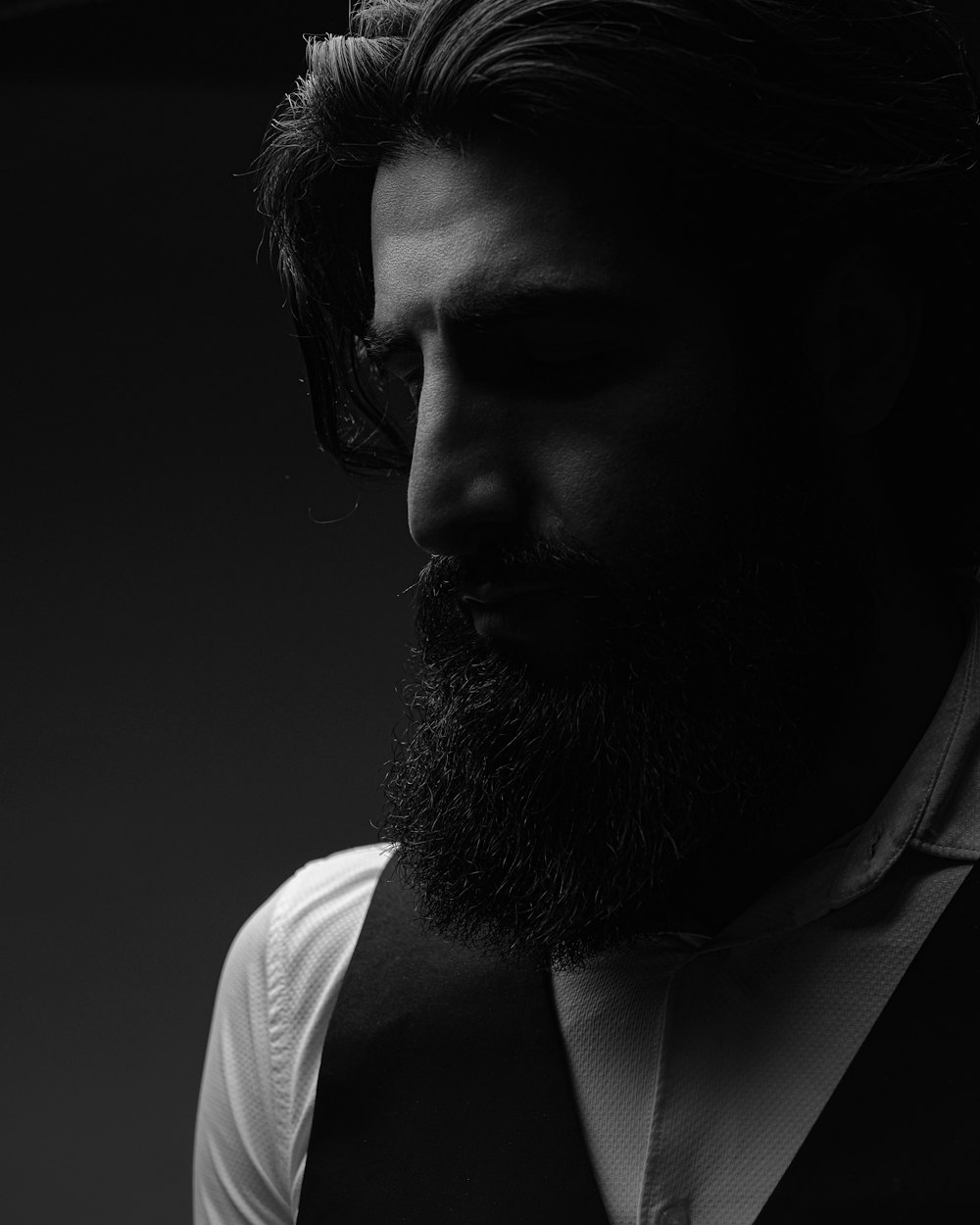 Una foto en blanco y negro de un hombre con barba