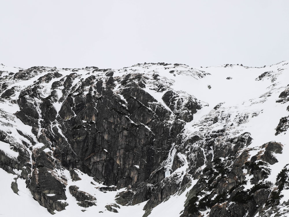 Una montaña cubierta de nieve con rocas y nieve