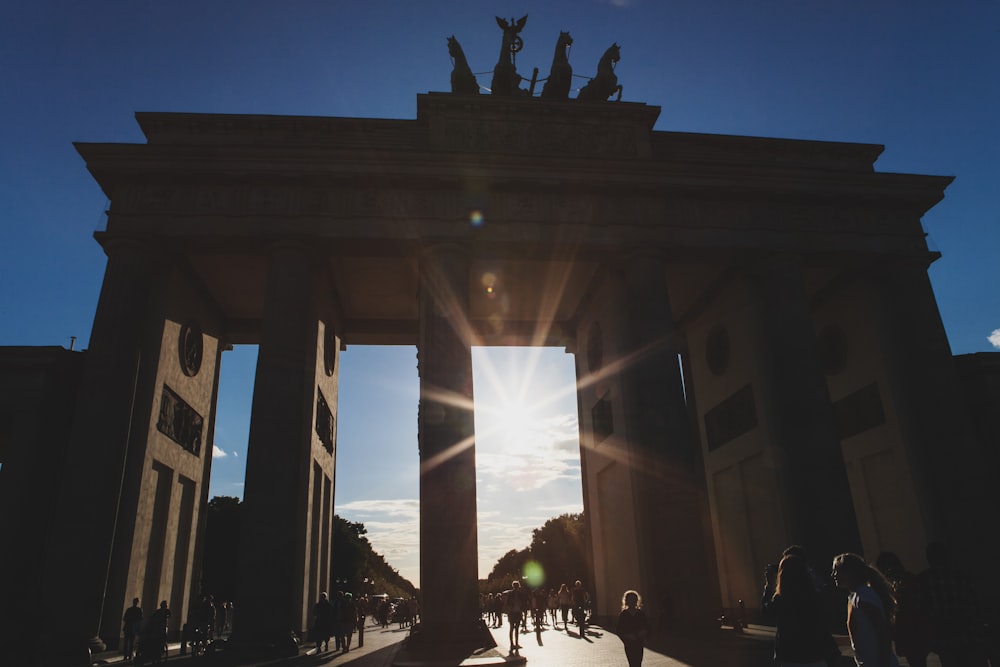 the sun is shining through the arch of triumph