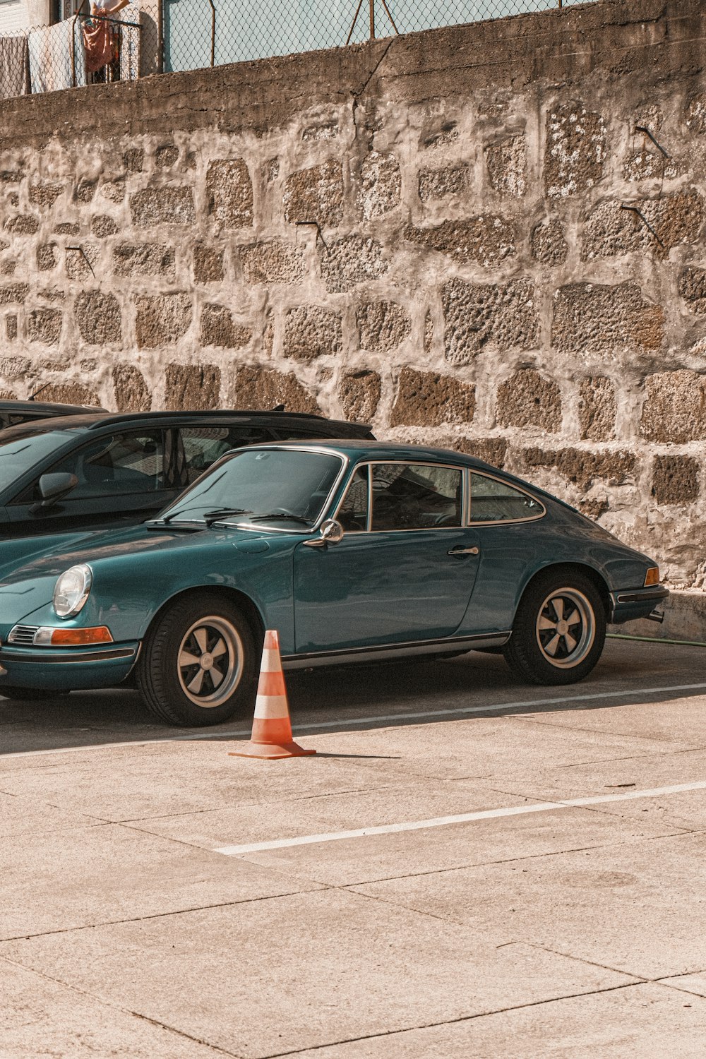 Un par de autos estacionados uno al lado del otro en un estacionamiento